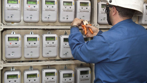 Un técnico instala los nuevos contadores de la luz digitales. Un técnico instala los nuevos contadores de la luz digitales.