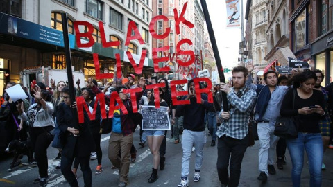 Manifestantes marchan en Nueva York durante una protesta para apoyar las manifestaciones en Baltimore./ EFE Manifestantes marchan en Nueva York durante una protesta para apoyar las manifestaciones en Baltimore./ EFE