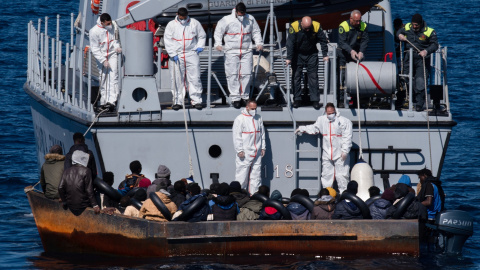 Un grupo de migrantes es rescatado por la Guardia Costera italiana tras ser localizado a la deriva en el Mediterráneo, en una imagen de abril de 2023. Un grupo de migrantes es rescatado por la Guardia Costera italiana tras ser localizado a la deriva en el Mediterráneo, en una imagen de abril de 2023.