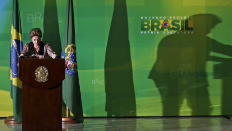 La presidenta de Brasil, Dilma Rousseff, durante la rueda de prensa con los corresponsales extranjeros en el Palacio Planalto, la sede de la Presidencia, en Brasilia. REUTERS/Ueslei Marcelino La presidenta de Brasil, Dilma Rousseff, durante la rueda de prensa con los corresponsales extranjeros en el Palacio Planalto, la sede de la Presidencia, en Brasilia. REUTERS/Ueslei Marcelino