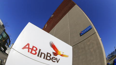 El logo del gibante cervecero belga Anheuser-Busch InBev, en su sede de Lovaina. REUTERS/Yves Herman