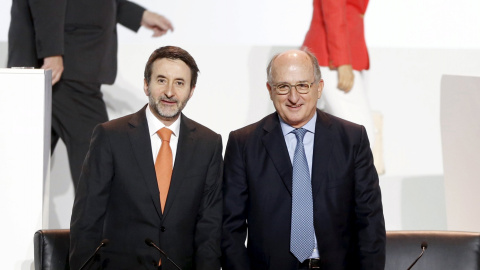 El presidente de Repsol, Antonio Brufau, y el consejero delegado, Josu Jon Imaz, posan antes del inicio de la junta de accionistas. REUTERS/Susana Vera
