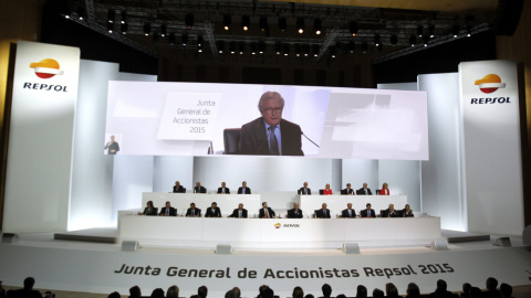 El secretario general y del Consejo de Administración de Repsol, Luis Suárez de Lezo, durante su intervención en la junta general de accionstas de la compañía. EFE/Víctor Lerena