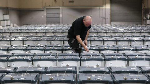 Irlanda se prepara para un referéndum para cambiar su ley de divorcio. Irlanda se prepara para un referéndum para cambiar su ley de divorcio.