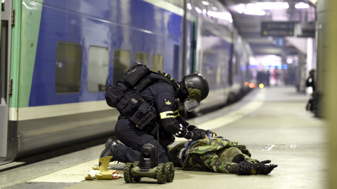 Un miembro del Grupo de Intervención de la Gendarmería Nacional durante el simulacro de ataque terrorista que han realizado como entrenamiento en la estación de metro de Montparnasse en París, Francia. REUTERS/Miguel Medina/Pool