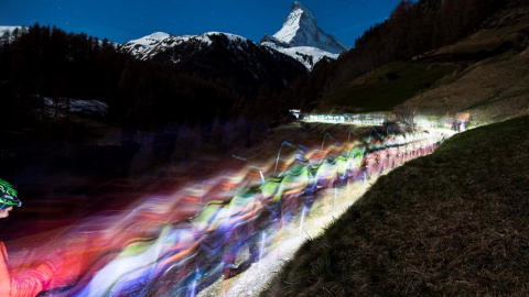 Competidores suben en frente del monte Cervino durante la 20 edición de la carrera de esquí Patrulla Glaciar en Zermatt (Suzia). EFE/JEAN-CHRISTOPHE BOTT