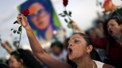 Mujeres se manifiestan en apoyo a la presidenta de Brasil, Dilma Rousseff, frente al Palacio del Planalto ,en Brasilia. REUTERS/Ueslei Marcelino