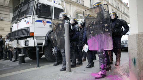 Antidisturbios franceses cubiertos con pintura durante los enfrentamientos con manifestantes en una manifestación de estudiantes universitarios franceses contra la propuesta de la legislación laboral francesa en Nantes. REUTERS/Stephane Mah