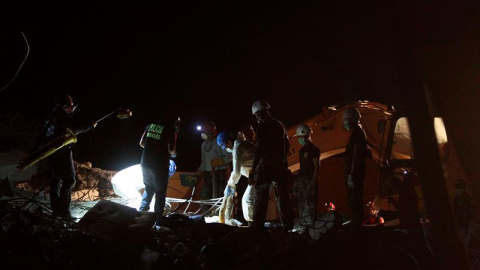 Efectivos de la Policía ecuatoriana recuperan uno de los cuatro cuerpos en el hotel Royal en Pedernales, en la zona afectada por el terremoto de 7,8 grados en la escala de Richter registrado el sábado en la costa norte de Ecuador. EFE/José 