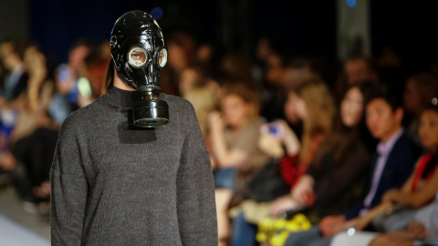 Una modelo viste una máscara de gas como parte de creación de la casa de diseño de Abzal  durante la semana de la moda de Kazajstán. REUTERS/Shamil Zhumatov