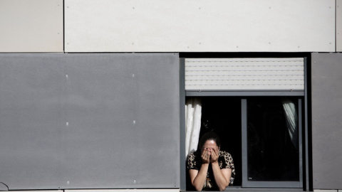 Una mujer llora ante su inminente desahucio. / Olmo Calvo-Sinc Una mujer llora ante su inminente desahucio. / Olmo Calvo-Sinc