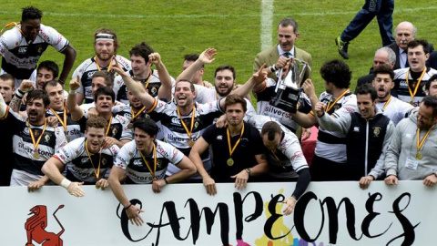 El Salvador de Valladolid celebrando con Felipe VI el título de campeón de la Copa del Rey. /EFE