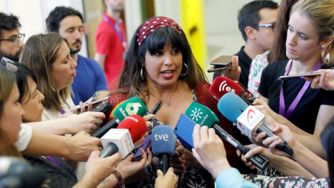 La coordinadora de Podemos en Andalucía, Teresa Rodríguez, atiende a los medios de comunicación durante el Consejo Ciudadano Estatal para analizar el nuevo escenario político con el Gobierno de Pedro Sánchez. EFE/Juan Carlos Hidalgo La coordinadora de Podemos en Andalucía, Teresa Rodríguez, atiende a los medios de comunicación durante el Consejo Ciudadano Estatal para analizar el nuevo escenario político con el Gobierno de Pedro Sánchez. EFE/Juan Carlos Hidalgo