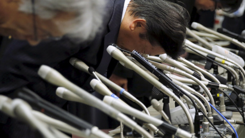 El presidente de Mitsubishi, Tetsuro Aikawa, en el centro centro, con otros directivos de la fabritante de automóviles jaopnesa, pidiendo disculpas por los fallos detectados en sus motores. REUTERS/Toru Hanai
