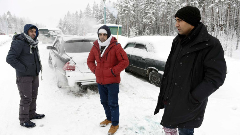 Un refugiado afgano (i) y un paquistaní (d) esperan cerca de la localidad rusa de Kuoloyarvi a poder cruzar la frontera con Finlandia, que junto a Noruega, bloqueó la ruta del Ártico en 2016 - AFP Un refugiado afgano (i) y un paquistaní (d) esperan cerca de la localidad rusa de Kuoloyarvi a poder cruzar la frontera con Finlandia, que junto a Noruega, bloqueó la ruta del Ártico en 2016 - AFP