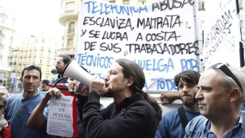 El líder de Podemos, Pablo Iglesias, durante una concentración de técnicos de la subcontrata de Telefónica que llevan 38 días de huelga frente a la sede de esta empresa en la Gran Vía de Madrid. / ALBERTO MARTÍN (EFE)