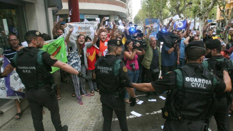 Protesta ante la sede del semanario 'El Vallenc'. / EFE Protesta ante la sede del semanario 'El Vallenc'. / EFE