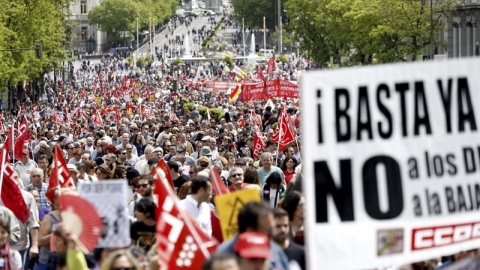 Vista general de la manifestación del Primero de Mayo de Madrid que arrancó este mediodía de la Plaza de Cibeles./ EFE