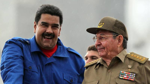 Los presidentes de Cuba y Venezuela, Raúl Castro (d) y Nicolás Maduro (i), respectivamente, conversan hoy, viernes 1 de mayo de 2015, en La Habana.  EFE/Alejandro Ernesto
