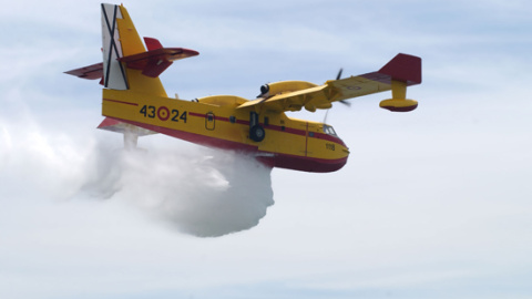 Uno de los 'apagafuegos' del Grupo 43 arrojando agua. EA