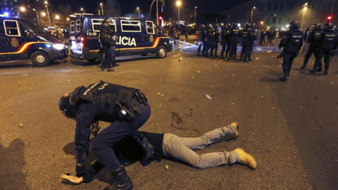 EFEUn agente detiene a un manifestante tras los disturbios del 22-M, en el centro de Madrid. EFE EFEUn agente detiene a un manifestante tras los disturbios del 22-M, en el centro de Madrid. EFE