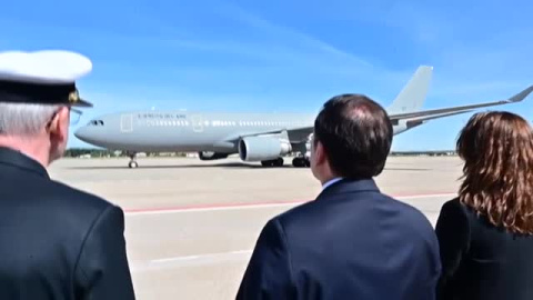 Albares recibe en la base de Torrejón de Ardoz a los 34 españoles evacuados de Sudán Albares recibe en la base de Torrejón de Ardoz a los 34 españoles evacuados de Sudán