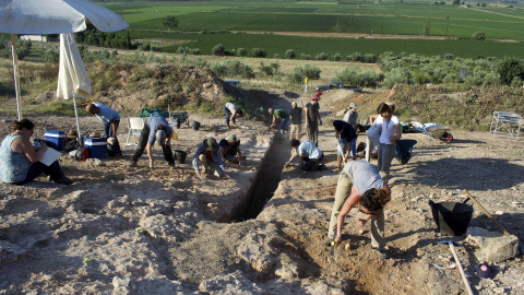 Fotografías facilitadas por el Ministerio de Cultura de Grecia del equípo de arqueólogos griegos y británicos que han hallado una de las más grandes y mejor conservadas tumbas de la civilización micénica cerca de la ciudad de Livadiá, a uno Fotografías facilitadas por el Ministerio de Cultura de Grecia del equípo de arqueólogos griegos y británicos que han hallado una de las más grandes y mejor conservadas tumbas de la civilización micénica cerca de la ciudad de Livadiá, a uno