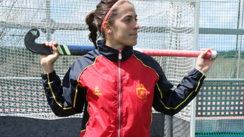 Rocío Ybarra posa con su stick durante la entrevista. /ALMUDENA TOMÁS Rocío Ybarra posa con su stick durante la entrevista. /ALMUDENA TOMÁS