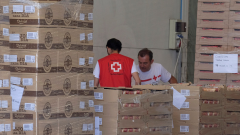 Voluntarios de Cruz Roja organizan los suministros de comida para la llegada de los 629 migrantes. - REUTERS Voluntarios de Cruz Roja organizan los suministros de comida para la llegada de los 629 migrantes. - REUTERS