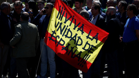 Seguidores de José Antonio Primo de Rivera, ante el cementerio de San Isidro, en Madrid. Seguidores de José Antonio Primo de Rivera, ante el cementerio de San Isidro, en Madrid.