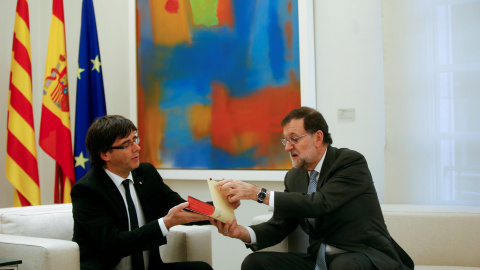 Mariano Rajoy entrega a Carles Puigdemont un facsímil del 'Quijote' en el Palacio de la Moncloa. / SUSANA VERA (REUTERS) Mariano Rajoy entrega a Carles Puigdemont un facsímil del 'Quijote' en el Palacio de la Moncloa. / SUSANA VERA (REUTERS)