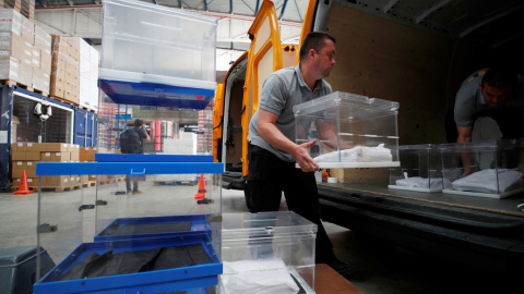 Los operarios trasladan las urnas que se van a emplear en la jornada electoral del 26-M. REUTERS/Albert Gea Los operarios trasladan las urnas que se van a emplear en la jornada electoral del 26-M. REUTERS/Albert Gea