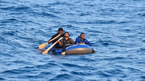 Varias personas intentan cruzar el Estrecho a bordo de una balsa de juguete.- SALVAMENTO MARÍTIMO Varias personas intentan cruzar el Estrecho a bordo de una balsa de juguete.- SALVAMENTO MARÍTIMO