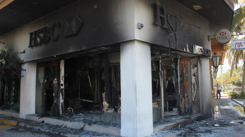 Una de las sucursales bancarias incendiadas en los enfrentamientos en Jalisco (México). EFE/Francisco Pérez