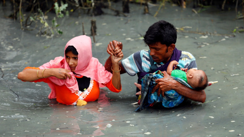 Una pareja rohinyá cruza el río Naf cerca de Teknaf, Bangladesh, para cruzar la frontera. - REUTERS Una pareja rohinyá cruza el río Naf cerca de Teknaf, Bangladesh, para cruzar la frontera. - REUTERS