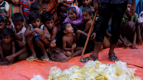 Refugiados rohinyá esperan el reparto de comida en Cox's Bazar, Bangladesh. - REUTERS Refugiados rohinyá esperan el reparto de comida en Cox's Bazar, Bangladesh. - REUTERS