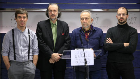 Los diputados de Podemos y sus confluencias que han comenzado la huelga de hambre. / ZIPI (EFE) Los diputados de Podemos y sus confluencias que han comenzado la huelga de hambre. / ZIPI (EFE)