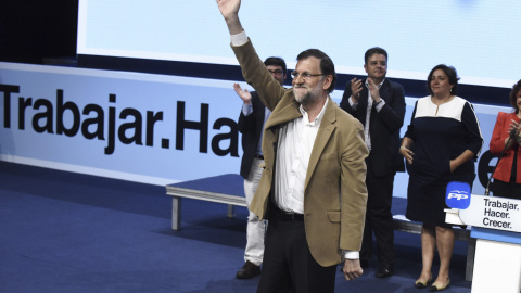 El presidente del Gobierno y del Partido Popular, Mariano Rajoy, durante el acto de presentación hoy de la candidata del PP a la reelección en la Presidencia de Castilla-La Mancha, María Dolores de Cospedal. EFE/Ismael Herrero