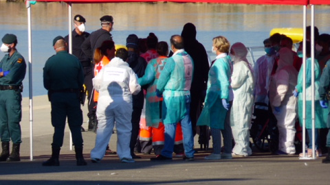 Voluntarios, personal sanitario y policías atienden a las personas que han viajada en el Aquarius. - JOAN CANTARERO Voluntarios, personal sanitario y policías atienden a las personas que han viajada en el Aquarius. - JOAN CANTARERO