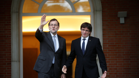 El presidente del Gobierno, Mariano Rajoy, junto al president de la Generalitat, Carles Puigdemont, en el Palacio de la Moncloa.- REUTERS El presidente del Gobierno, Mariano Rajoy, junto al president de la Generalitat, Carles Puigdemont, en el Palacio de la Moncloa.- REUTERS