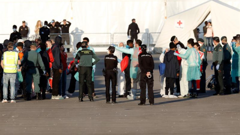 Primera atención en el puerto de Valencia. - EFE Primera atención en el puerto de Valencia. - EFE