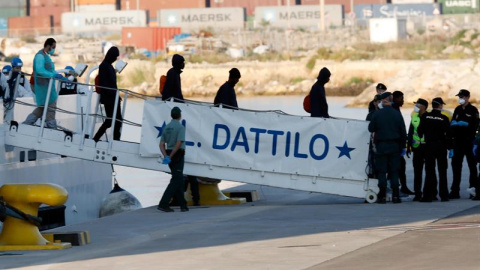 Los primeros migrantes en bajar del Dattilo. - EFE Los primeros migrantes en bajar del Dattilo. - EFE
