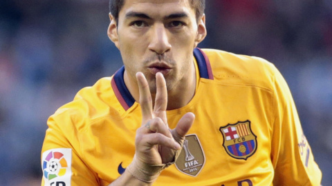 El delantero uruguayo del FC Barcelona Luis Suárez (i) celebra su tercer gol, el cuarto del equipo frente al Deportivo de La Coruña, durante el partido de la trigésimo cuarta jornada de Liga en Primera División que se juega hoy en el estadi