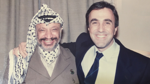Apolinar con Yasir Arafat en 1989, en una reunión preparatoria de la Conferencia de Paz de Madrid. Apolinar con Yasir Arafat en 1989, en una reunión preparatoria de la Conferencia de Paz de Madrid.
