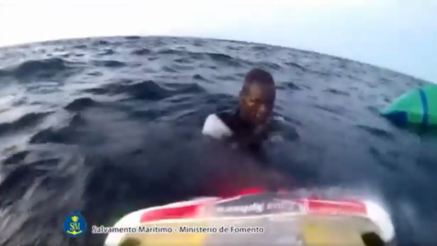 Una de las cuatro personas rescatadas tras hundirse su patera cerca de Cabo de Gata (Almería). Hay 43 desaparecidos.- SALVAMENTO MARÍTIMO Una de las cuatro personas rescatadas tras hundirse su patera cerca de Cabo de Gata (Almería). Hay 43 desaparecidos.- SALVAMENTO MARÍTIMO