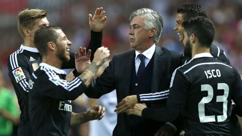 El entrenador italiano del Real Madrid, Carlo Ancelotti (3d), celebra con sus jugadores el tercer gol del equipo madridista, durante el encuentro correspondiente a la trigésima quinta jornada de liga en Primera División, que disputan esta t El entrenador italiano del Real Madrid, Carlo Ancelotti (3d), celebra con sus jugadores el tercer gol del equipo madridista, durante el encuentro correspondiente a la trigésima quinta jornada de liga en Primera División, que disputan esta t