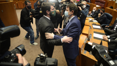 El presidente en funciones de la Junta de Castilla y León, Alfonso Fernández Mañueco (d), saluda al que será su vicepresidente, Juan García-Gallardo de Vox (i), a su llegada al debate de investidura del primero del que saldrá el primer gobi El presidente en funciones de la Junta de Castilla y León, Alfonso Fernández Mañueco (d), saluda al que será su vicepresidente, Juan García-Gallardo de Vox (i), a su llegada al debate de investidura del primero del que saldrá el primer gobi