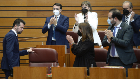El portavoz del Grupo Parlamentario Socialista, Luis Tudanca, recibe los aplausos de sus compañeros de bancada tras su intervención en el debate de investidura del presidente de la Junta de Castilla y León, Alfonso Fernández Mañueco. El portavoz del Grupo Parlamentario Socialista, Luis Tudanca, recibe los aplausos de sus compañeros de bancada tras su intervención en el debate de investidura del presidente de la Junta de Castilla y León, Alfonso Fernández Mañueco.