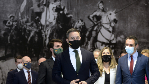 El presidente de Vox, Santiago Abascal (c), a su llegada al debate de investidura de Alfonso Fernández Mañueco del PP, del que saldrá el primer gobierno regional gobernado por ambas formaciones El presidente de Vox, Santiago Abascal (c), a su llegada al debate de investidura de Alfonso Fernández Mañueco del PP, del que saldrá el primer gobierno regional gobernado por ambas formaciones