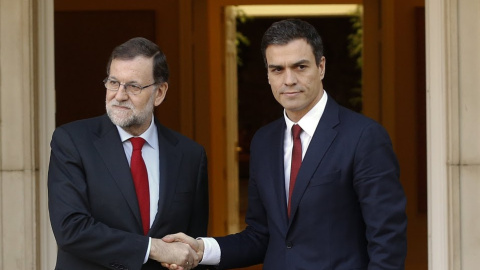Mariano Rajoy y Pedro Sánchez se saludan con frialdad a la entrada del Palacio de la Moncloa, en su reunión tras las elecciones del 20-D. REUTERS Mariano Rajoy y Pedro Sánchez se saludan con frialdad a la entrada del Palacio de la Moncloa, en su reunión tras las elecciones del 20-D. REUTERS